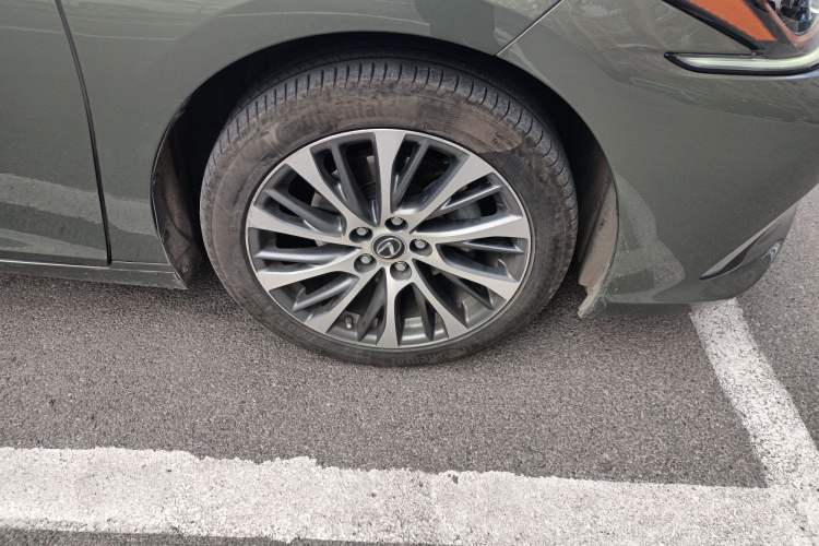 Used Lexus ES 2020 300h Deluxe Edition