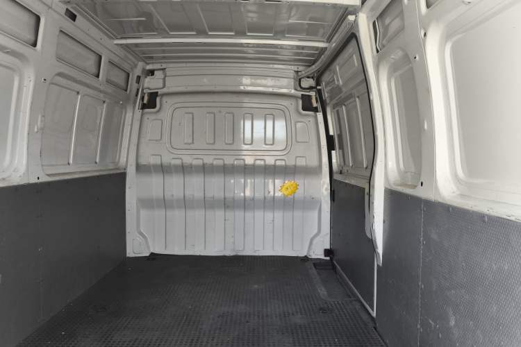 Used SAIC MAXUS Xintu V80 2021 2.0T Manual Classic City Delivery King Long Wheelbase Mid-Roof 3 Seats
