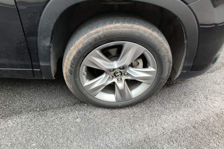 Used Toyota Highlander 2018 2.0T Four-Wheel Drive Luxury Version 7 Seats China VI Standard Right Front Wheel Hub