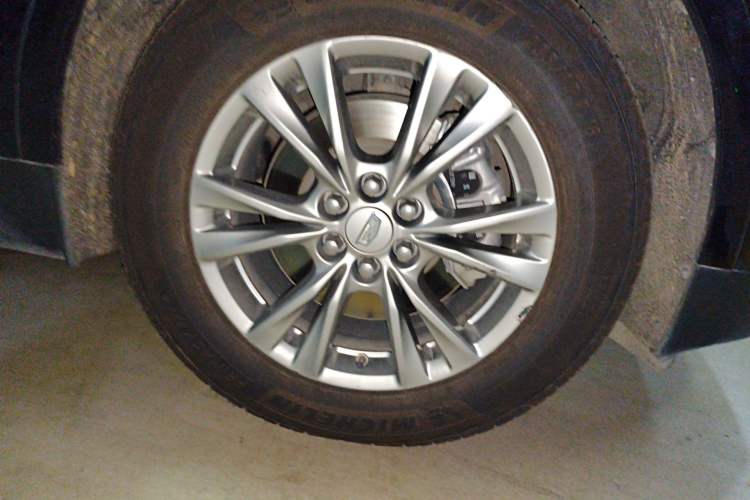Used Cadillac XT5 2021 2.0T Two-Wheel Drive Luxury Version Right Front Wheel Hub