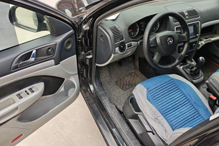 Used Skoda Octavia 2015 Classic Model 1.6L Manual Eado Version
