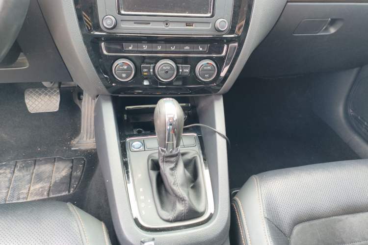 Used Volkswagen Sagitar 2017 230TSI Automatic Luxury Edition Gear Lever