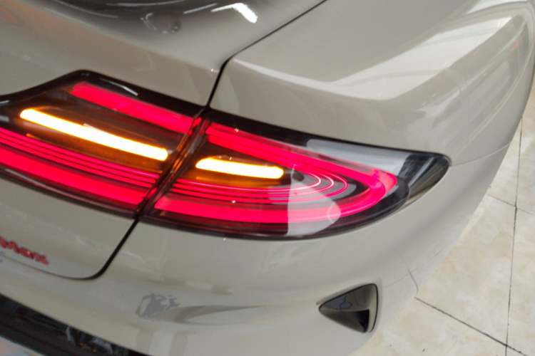 Used Xiaomi Auto SU7 2024 Four-Wheel-Drive Max Founder's Edition Right Rear Taillight