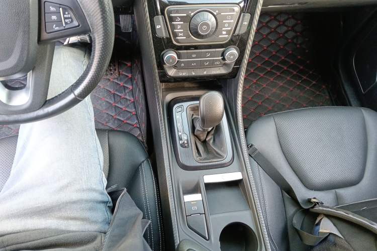 Used JMC Yusheng S330 2016 1.5L GTDi Automatic Two-Wheel Drive Fashion Edition