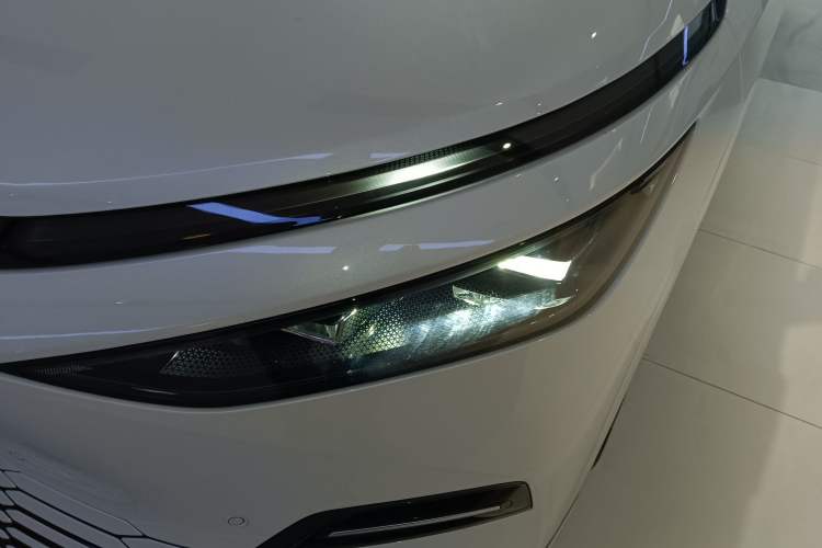 Used XPeng X9 2025 740 Ultra-Long Range Max Left Front Headlight