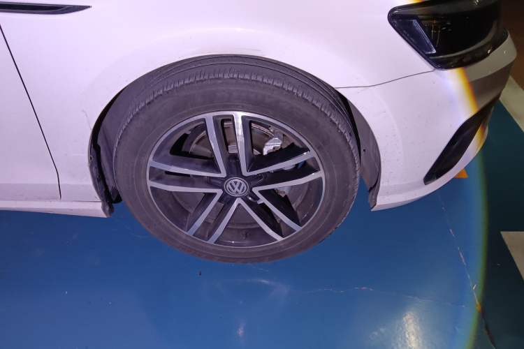 Used Volkswagen Lamando 2021 280TSI DSG Comfort Edition Right Front Wheel Hub