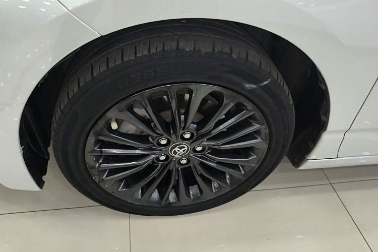 Used Toyota Avalon 2022 2.0L XLE Premium Edition Left Front Wheel Hub