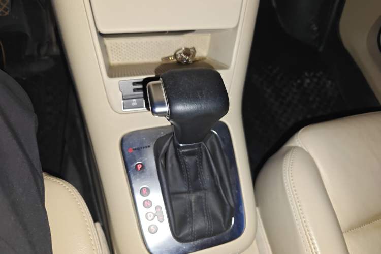 Used Volkswagen Tiguan 2010 1.8TSI Automatic All-Wheel-Drive Elite Edition Gear Lever