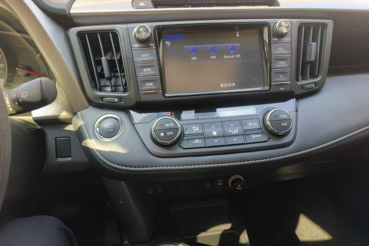 Used Toyota RAV4 2016 2.0L CVT Two-Wheel Drive Fashion Edition China V Standard
