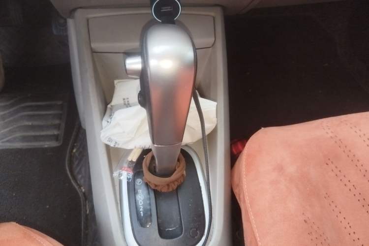 Used Venucia R50 2015 1.6L Automatic Fashion Edition Gear Lever
