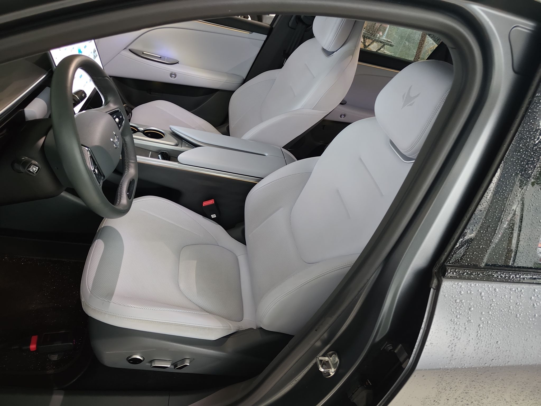 Переднее сиденье в автомобиле