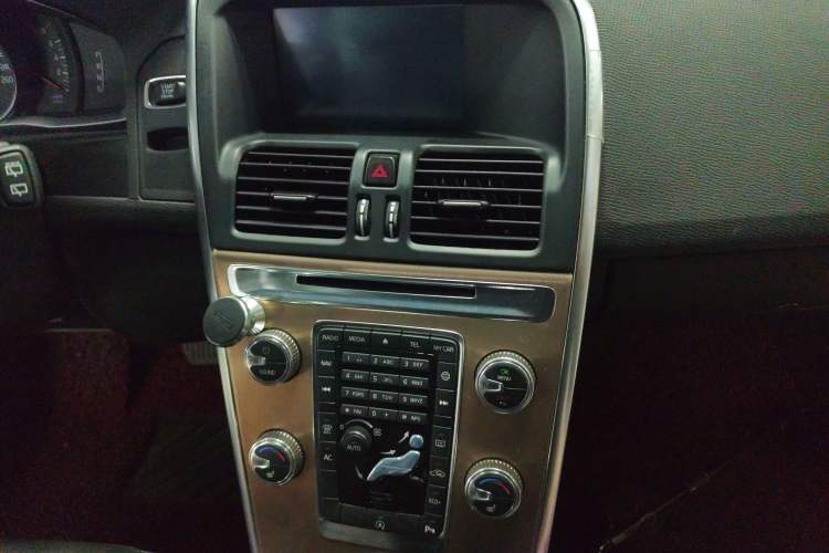 Used Volvo XC60 2015 T5 Smart Upgrade Model Audio And AC Panel