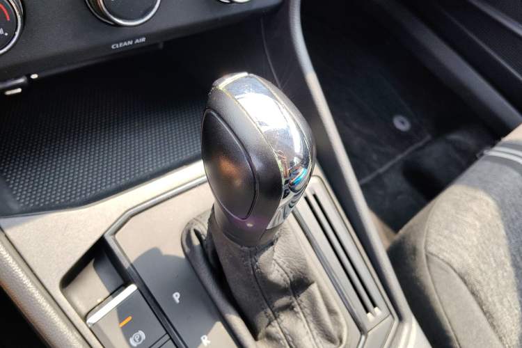 Used Volkswagen Lavida 2019 1.5L Automatic Fashion Edition China VI Gear Lever