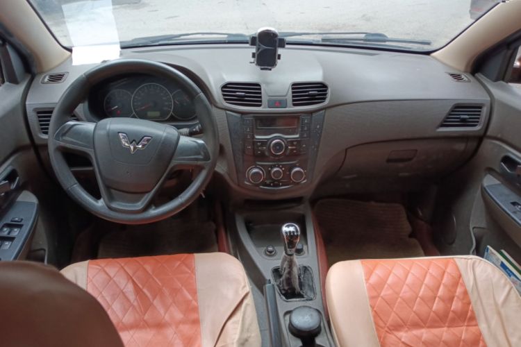 Used Wuling Hongguang 2014 1.5L S Standard Version Center Console