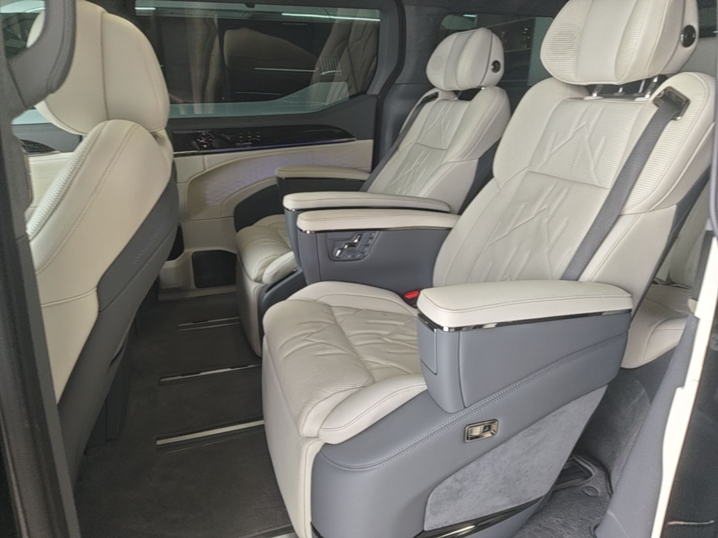 Zeekr 009 2024 7-Seater Walk-Through Version Four-Wheel Drive 108 kWh — снимка 20