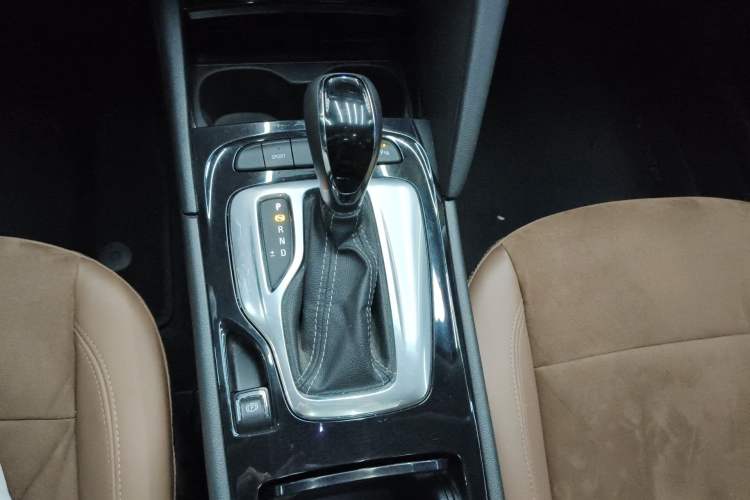 Used Buick Regal 2019 20T Elite Version China VI Standard Gear Lever