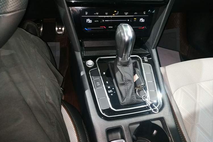 Used Volkswagen Magotan 2025 Revised Version Zhongxiang Edition 330TSI DSG Luxury Trim Gear Lever