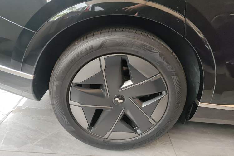 Used ONVO Luxeed L90 2025 Model—Ultra Six-Seater Version Right Rear Wheel Hub