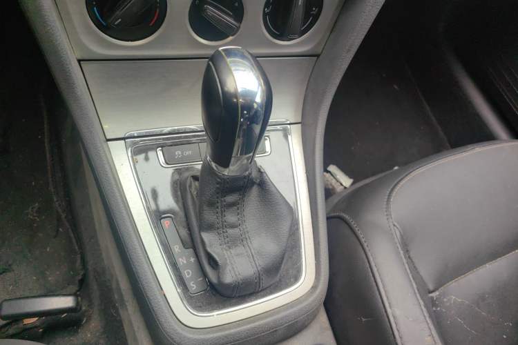 Used Volkswagen Lavida 2013 Restyled Classic 1.6L Automatic Comfort Edition Gear Lever