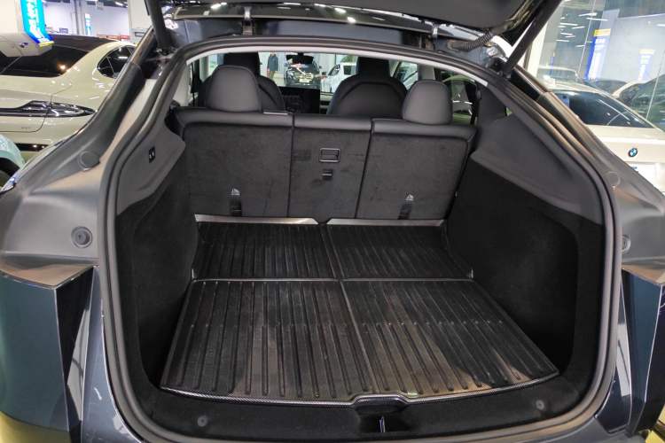 Used Tesla Model Y 2025 Rear-Wheel-Drive Version