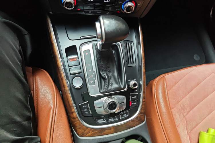 Used Audi Q5 2013 40 TFSI Comfort Edition Gear Lever