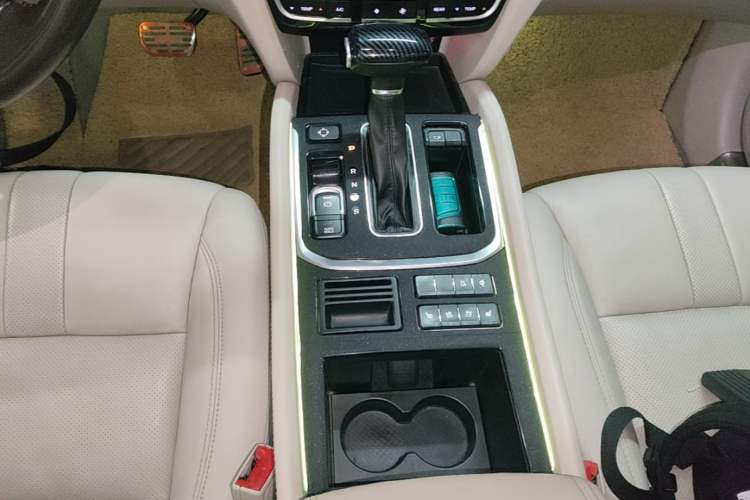 Used GAC Trumpchi GS8 2017 320T Two-Wheel Drive Luxury Smart Connectivity Version (7 Seats) Gear Lever