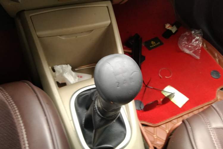 Used Venucia R50 2013 1.6L Manual Fashion Edition Gear Lever