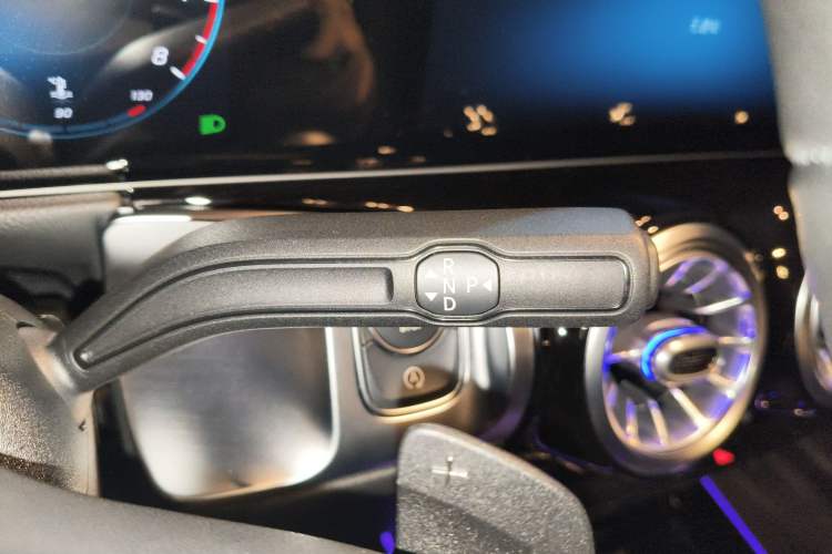 Used Mercedes-Benz GLB 2020 Updated GLB 200 Dynamic Edition Gear Lever