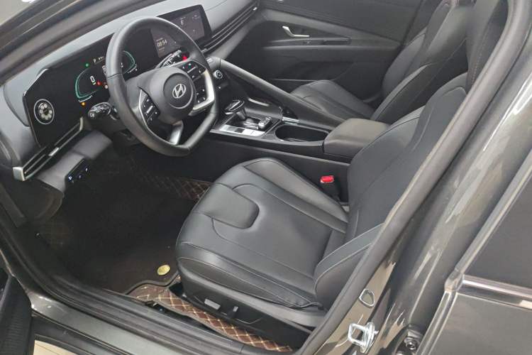 Used Hyundai Elantra 2023 1.5L CVT LUX Prestige Edition
