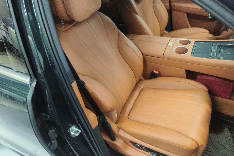 Used Hima AITO M8 2025 Extended-Range Max+ Version 53.4 kWh 5-Seater Edition Right Front Seat