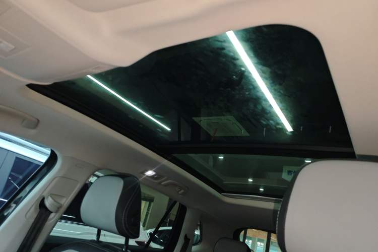 Used Volkswagen Tayron 2023 330TSI Two-Wheel-Drive Luxury Plus Advanced Version Headliner