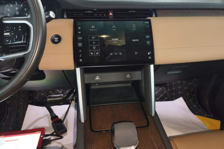 Used Land Rover Discovery Sport New Energy 2024 1.5T P300e Plug-in Hybrid Electric Version Audio And AC Panel