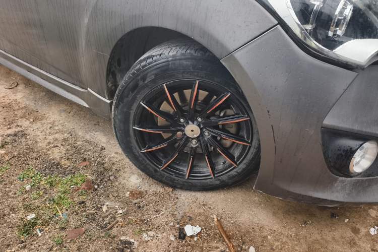 Used Hyundai Veloster 2012 1.6T Automatic Luxury Edition Right Front Wheel Hub