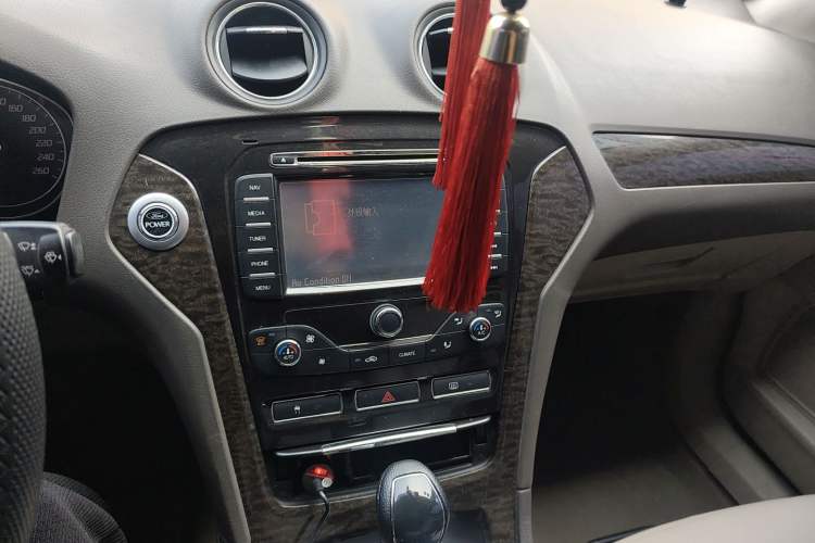 Used Ford Mondeo 2011 2.0L GTDi 200 Luxury Edition Audio And AC Panel