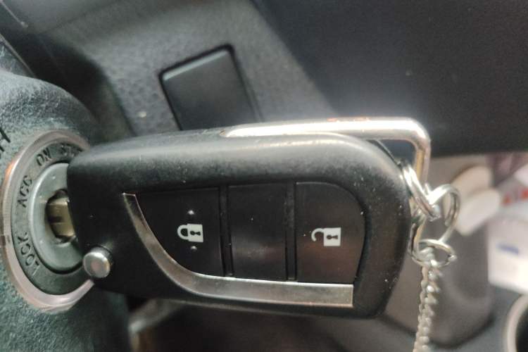 Used Toyota RAV4 2015 2.0L CVT Two-Wheel Drive Fashion Edition Vehicle Key