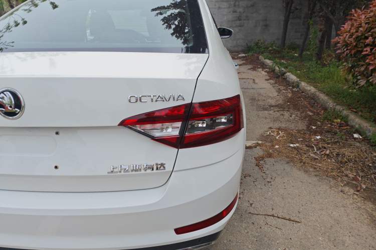 Used Skoda Octavia 2018 TSI230 DSG Luxury Edition Right Rear Taillight