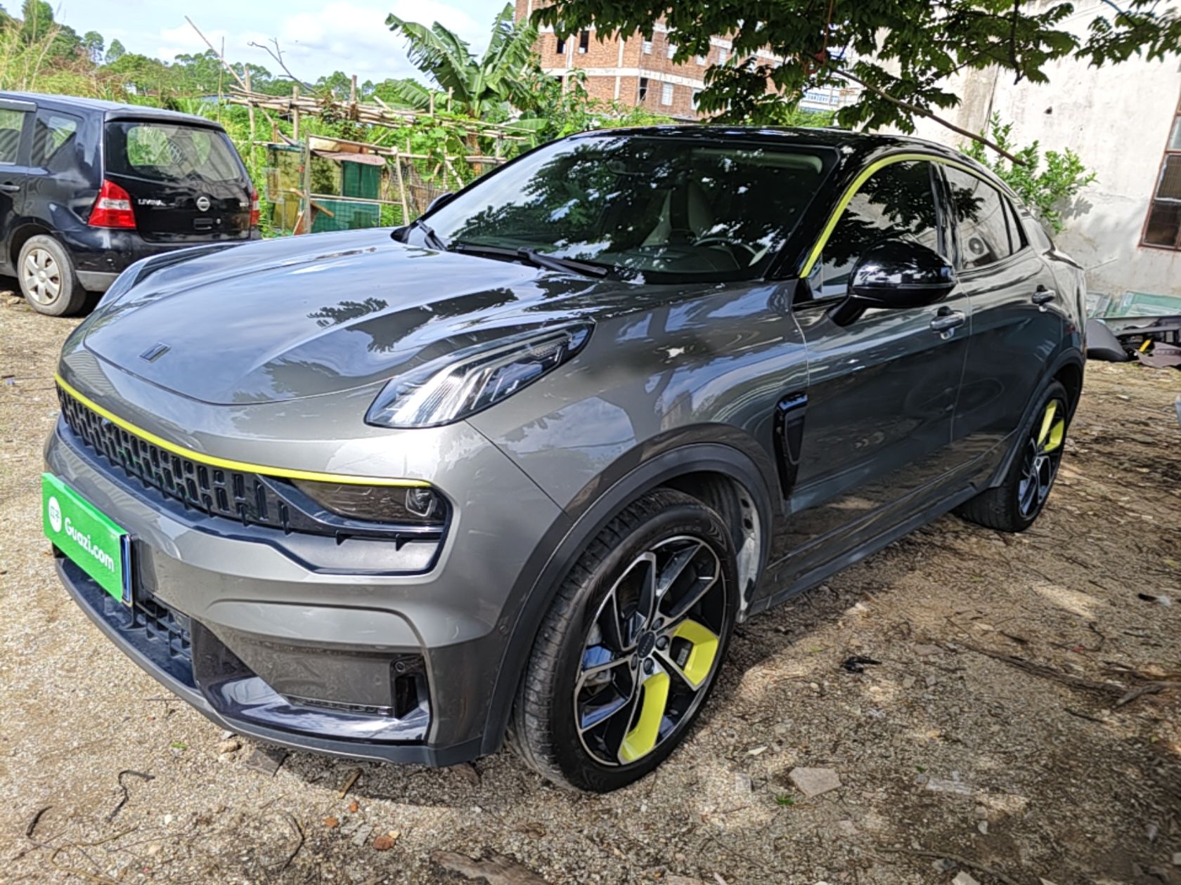 Под передней частью автомобиля