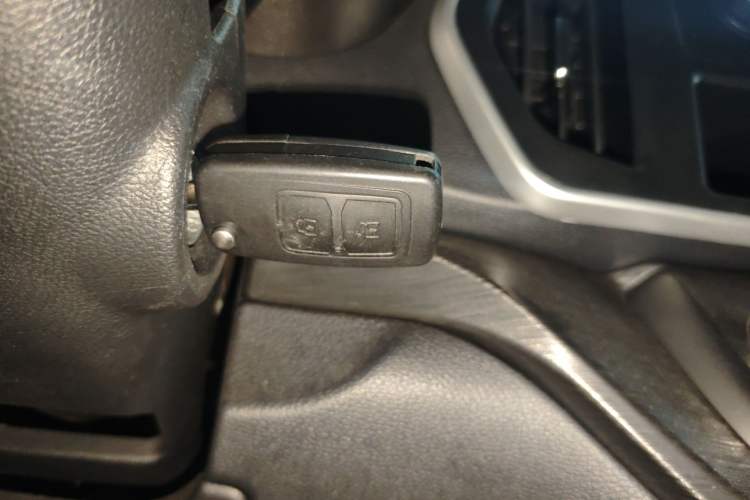 Used CHANGAN KAICHENG Ruixing EM60 2025 Passenger Version Comfort Edition 6 Seats 300 km Range Side-Hinged Doors Vehicle Key