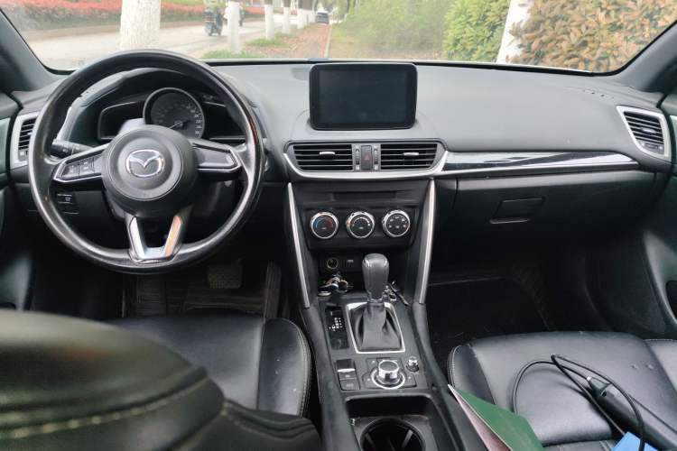 Used Mazda CX-4 2018 2.0L Automatic Two-Wheel Drive Blue Sky Dynamic Version China V Standard Center Console