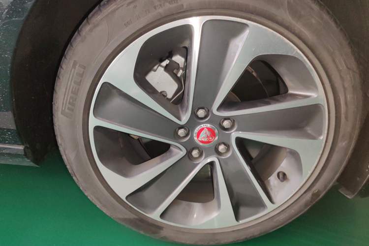 Used Jaguar XFL 2022 XFL 2.0T P200 Two-Wheel-Drive Elite Luxury Edition Right Front Wheel Hub