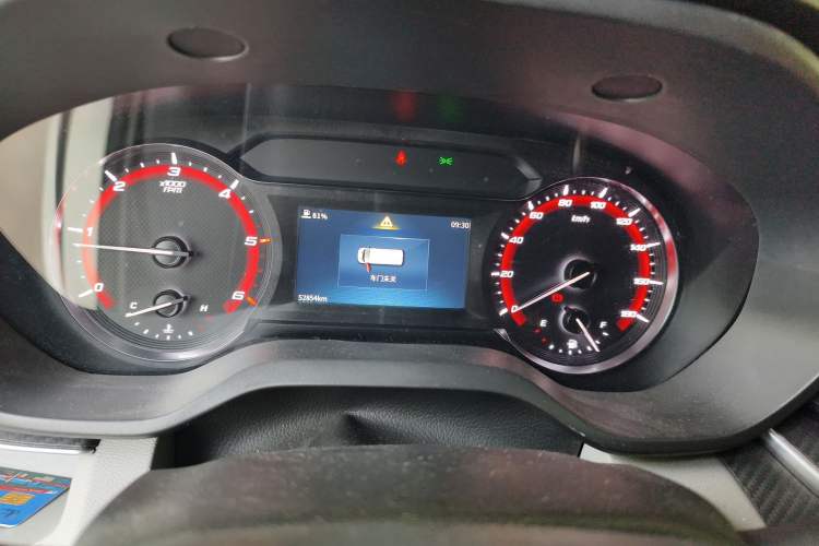 Used SAIC MAXUS Xintu V90 2022 2.0T Manual Zhiyun King Rear-Drive Short Wheelbase Mid-Roof Design with Single Rear Tire and 6 Seats Instrument Cluster