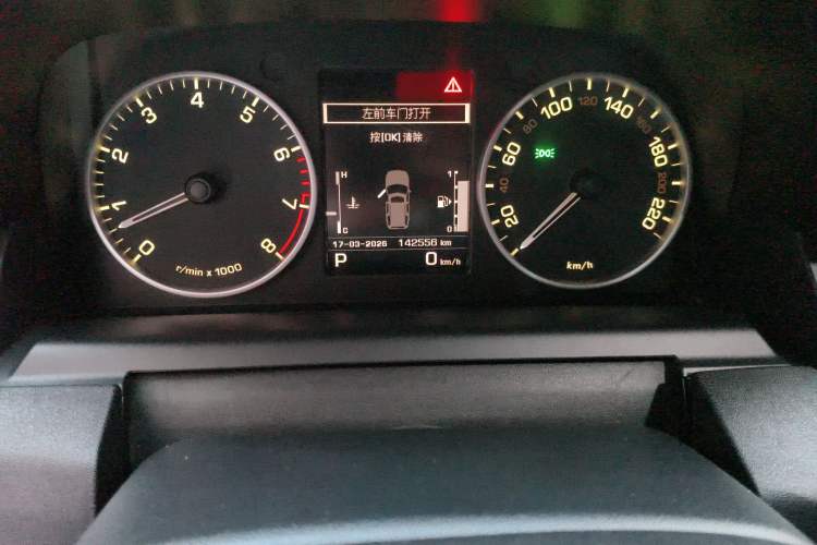 Used Land Rover Discovery 2012 5.0 V8 HSE Odometer Close Up