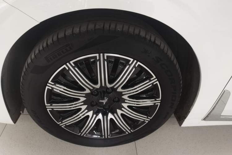 Used VOYAH Dream 2025 EV Four-Wheel Drive Flagship Kunpeng Edition