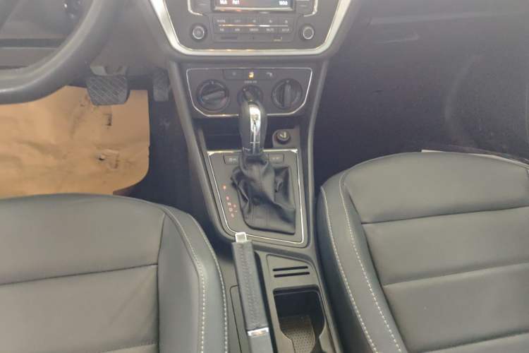 Used Volkswagen Gran Lavida 2015 1.6L Automatic Comfort Edition
