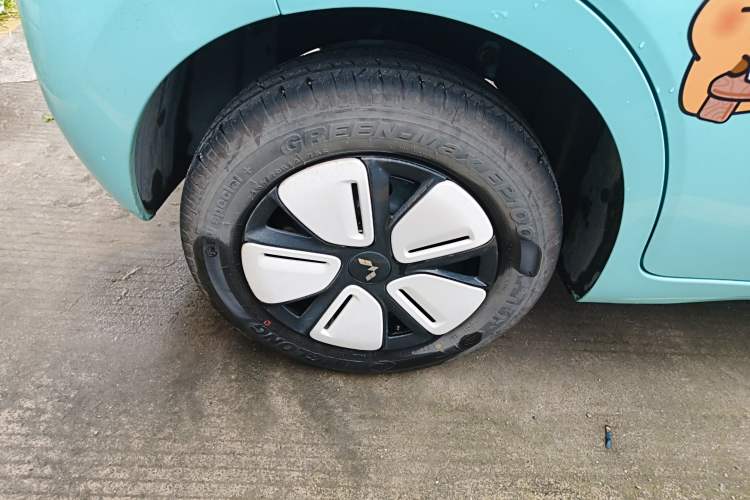 Used Wuling Hongguang MINIEV 2025 Four-Door Version Premium Edition Right Rear Wheel Hub