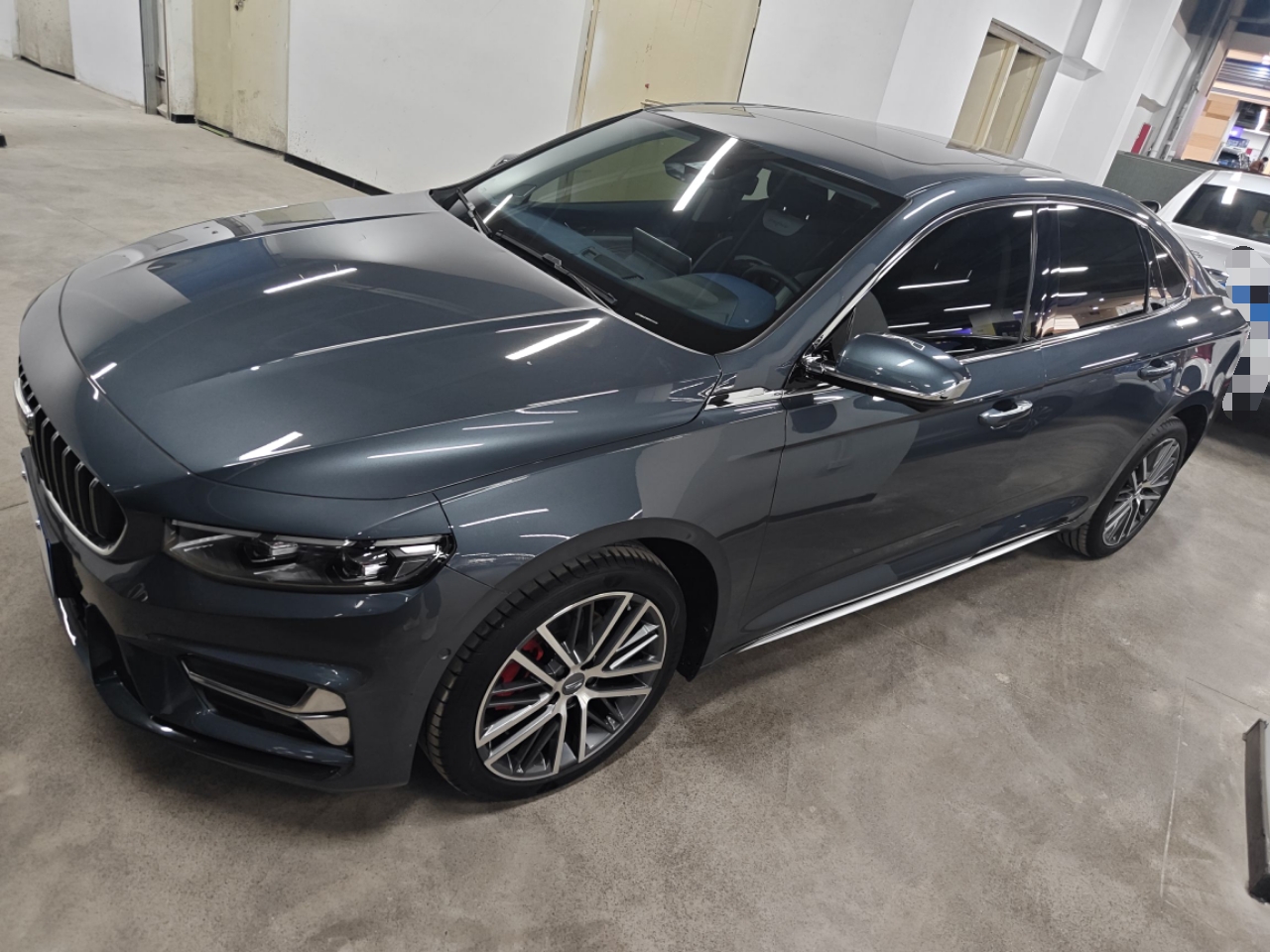 Под передней частью автомобиля