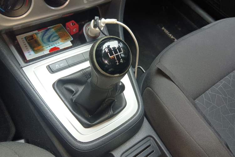 Used Volkswagen Lavida 2013 Revised Classic 1.6L Manual Fashion Edition Gear Lever