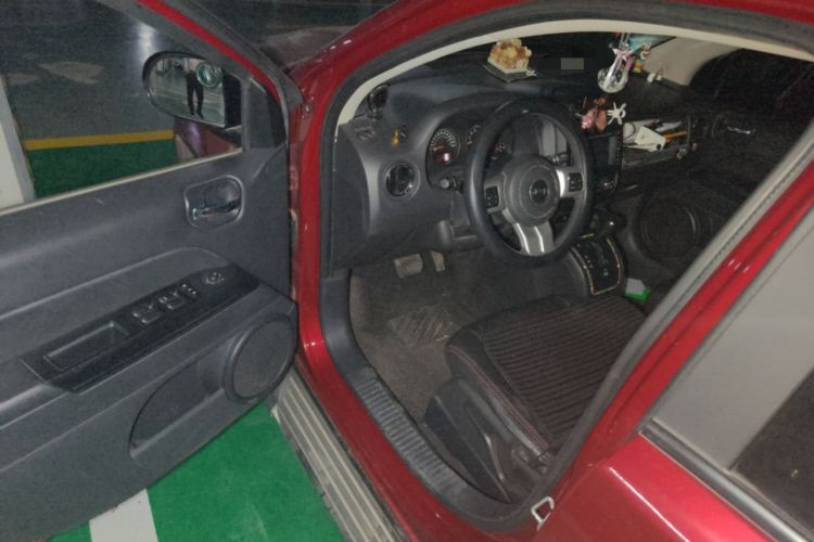 Used Jeep Compass 2013 2.0L two-wheel drive sport version
