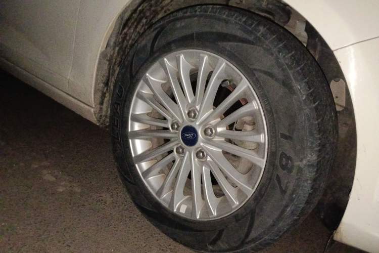 Used Ford Escort 2015 1.5L Manual Comfort Model Right Front Wheel Hub