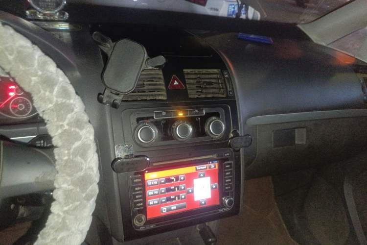 Used Volkswagen Touran 2013 1.4T Manual Fashion Edition 5 Seats Audio And AC Panel